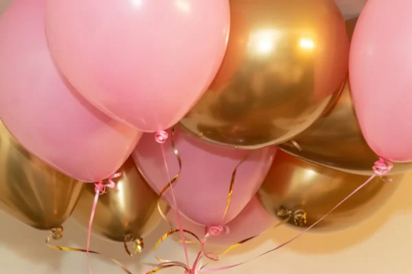 بالونات وردية وذهبية لتزيين المناسبات