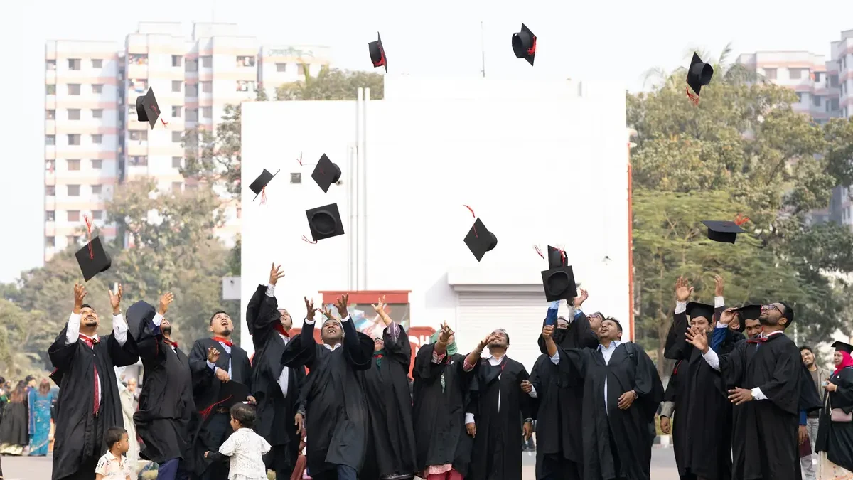 خريجون يرمون قبعات التخرج احتفالاً