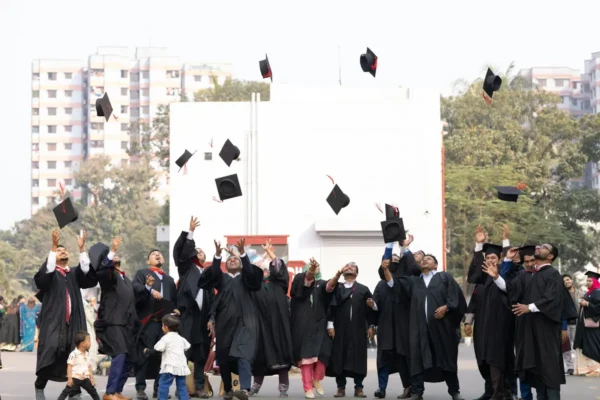خريجون يرمون قبعات التخرج احتفالاً
